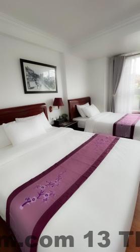 Phòng ngủ tại Khách sạn Cảnh Hồ - Lakeview Hotel, với nội thất hiện đại và không gian rộng rãi, tạo cảm giác thoải mái cho khách nghỉ ngơi.