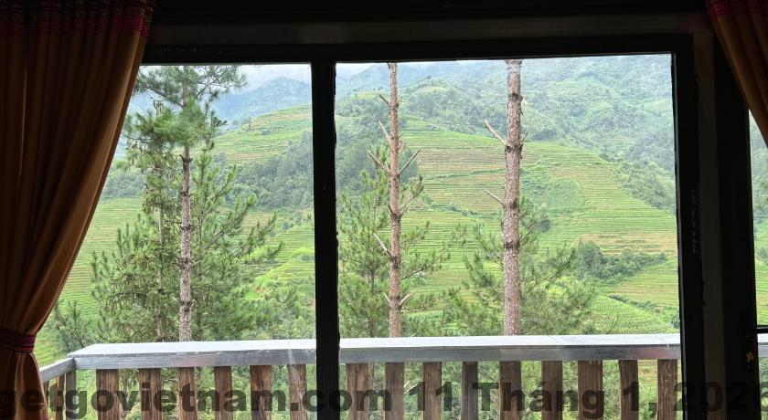 Phòng ngủ tiêu chuẩn tại Nắng Hotel với nội thất đơn giản và gọn gàng