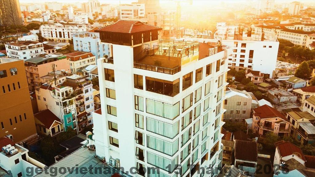 Khu vực ăn sáng đơn giản tại Royal Hotel Hà Nội, phục vụ món cơ bản