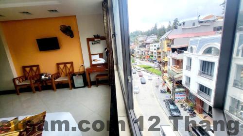 Phòng ngủ tại SAPA NEW ORIENT HOTEL với nội thất gỗ đơn giản, sạch sẽ và ánh sáng tự nhiên