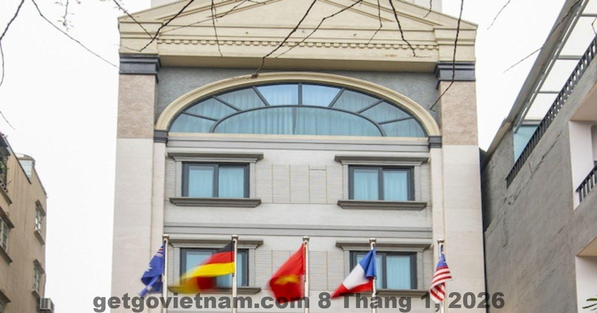 Khu vực ăn sáng buffet tại Hanoi Larosa Hotel với các món Việt và Âu cơ bản