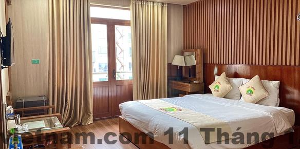 Phòng ngủ khách sạn Anh Minh Tam Đảo với nội thất cơ bản, giường lớn và cửa sổ