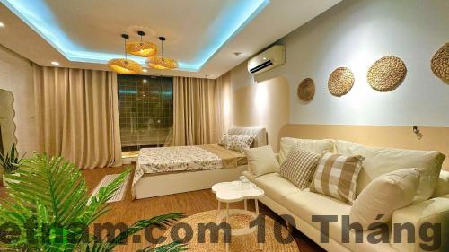 Đánh giá Clover Hotel Hà Nội 2026: Vị trí trung tâm, nên ở hay chỉ “tạm ổn”? 5 Khu vực lễ tân Clover Hotel Hà Nội với nhân viên thân thiện