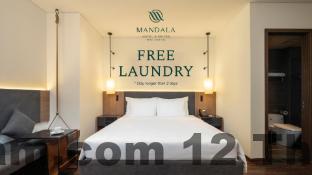 Phòng ngủ khách sạn Korea VIP với giường lớn, nội thất đơn giản và sạch sẽ