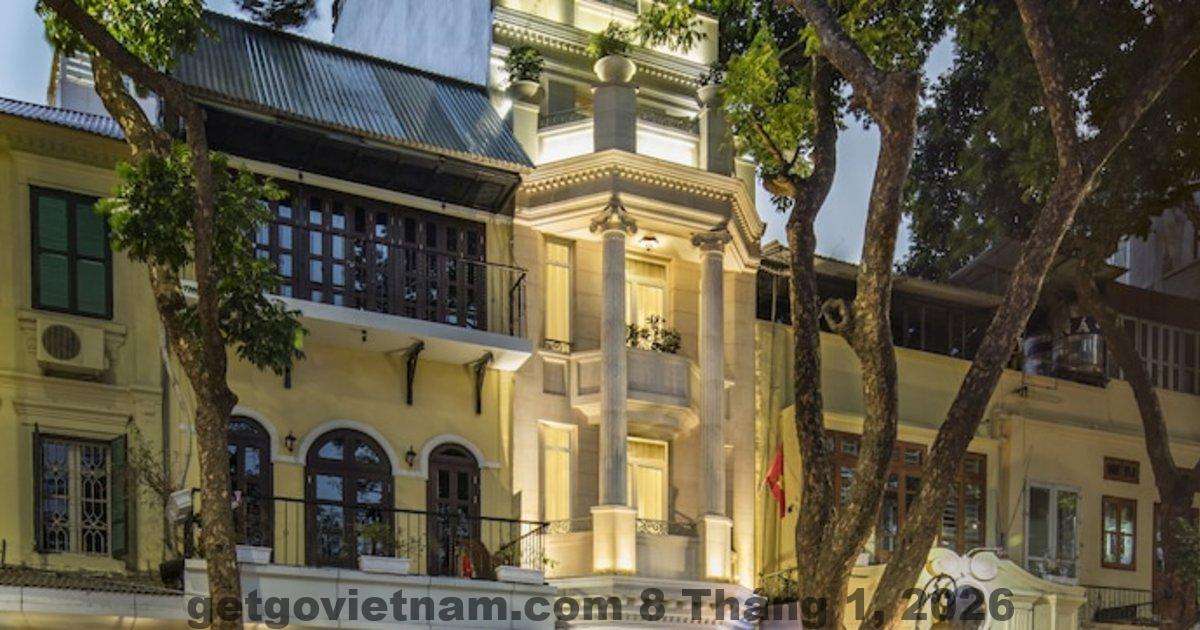 Khách sạn có dịch vụ spa cao cấp và hồ bơi sạch sẽ.