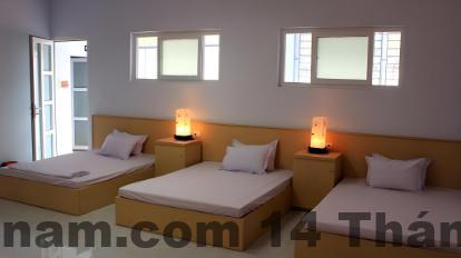 Phòng nghỉ tiêu chuẩn tại Hương Ly Hotel 2 với nội thất cơ bản và ánh sáng tự nhiên