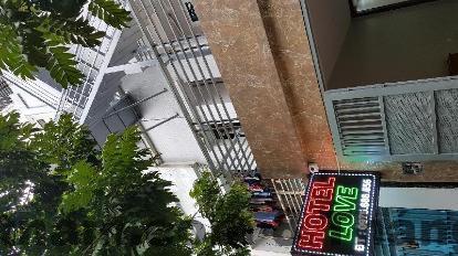 Phòng khách sạn Hotel Love với nội thất hiện đại, sạch sẽ