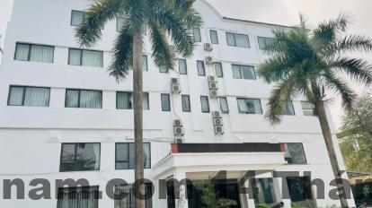 Phòng ngủ khách sạn Kim Thành với giường đôi, nội thất cơ bản