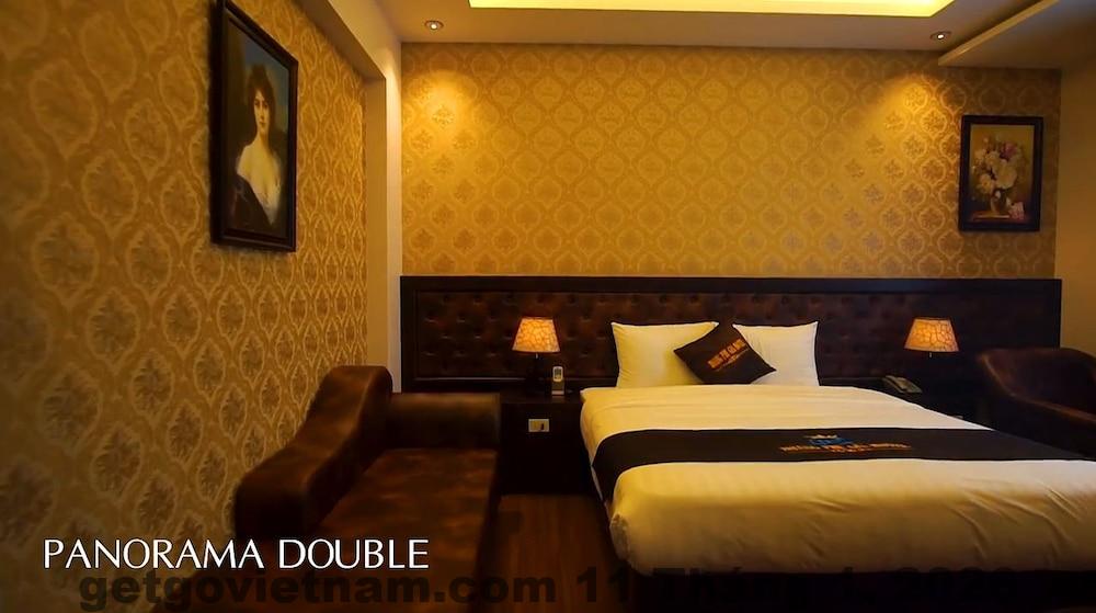 Khu vực lễ tân Khách sạn Hoàng Phú Gia với nhân viên hỗ trợ khách