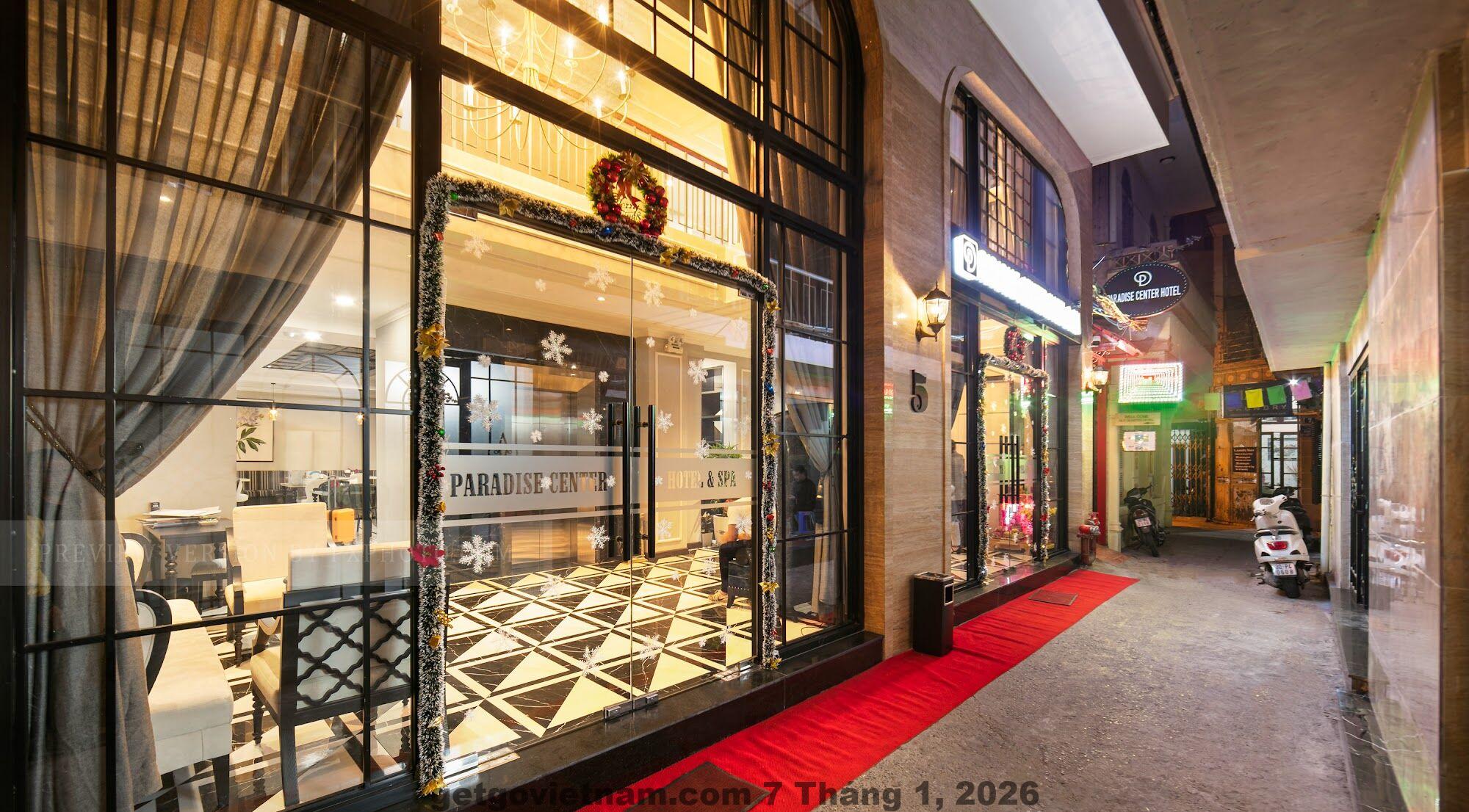 Nhân viên lễ tân khách sạn Spa Hàng Bông thân thiện và hỗ trợ khách quốc tế