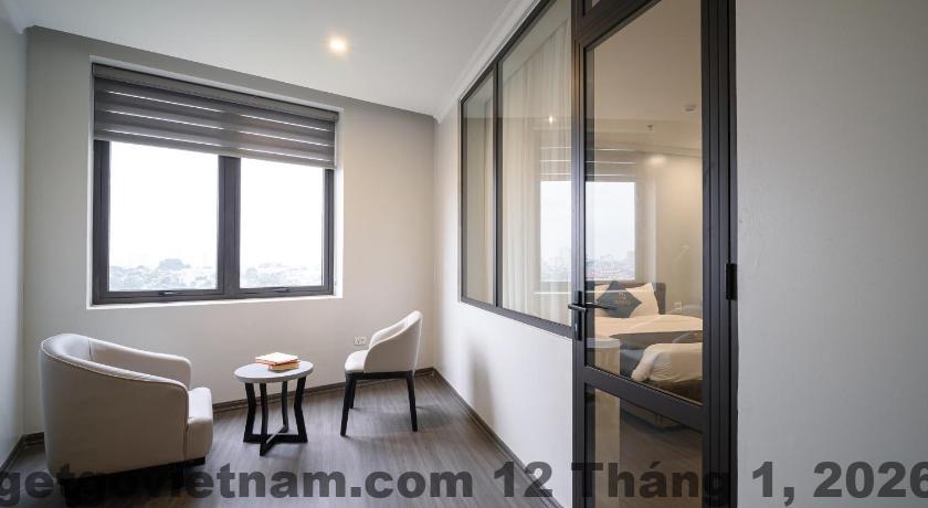 Hồ bơi ngoài trời là điểm cộng lớn của khách sạn