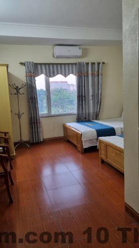 Phòng nghỉ Khách Sạn Hà Anh 1 + 2 với giường đôi và nội thất cơ bản