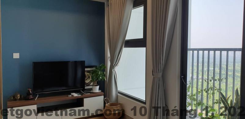 Không gian phòng homestay tại Sky Homestay Ecopark với cửa kính lớn