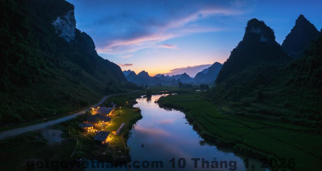 Phong Nam Station Cao Bằng Review 2026: Ở để chill hay chỉ dừng chân? 3 Phong Nam Station nhìn từ bên ngoài giữa vùng núi Cao Bằng