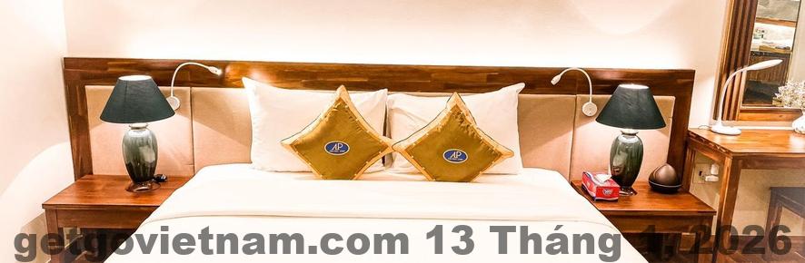 Hồ bơi ngoài trời của khách sạn là một điểm cộng lớn cho những ai muốn thư giãn giữa thiên nhiên.