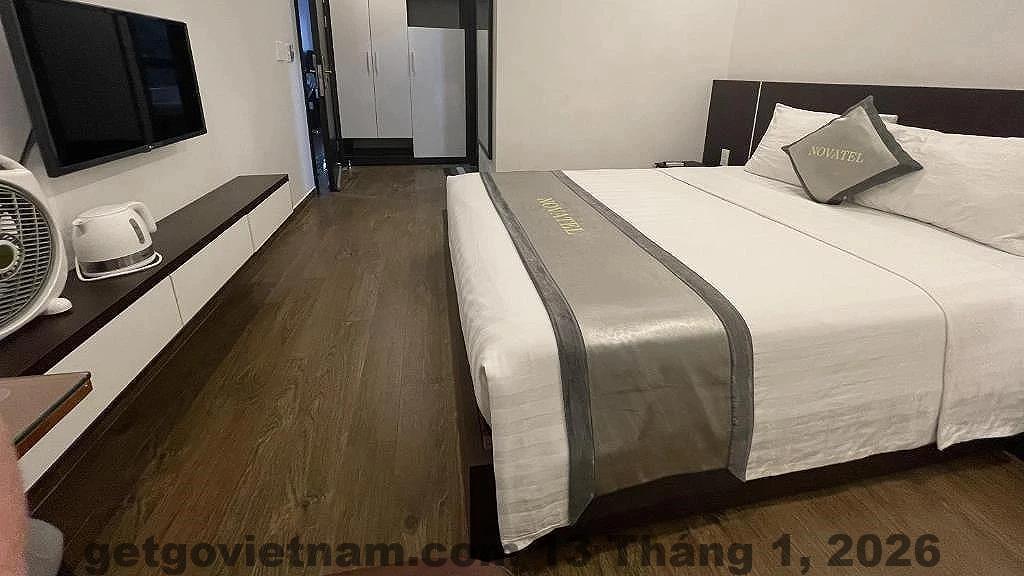 Phòng ngủ tiện nghi với thiết kế hiện đại, tạo cảm giác thoải mái cho khách lưu trú