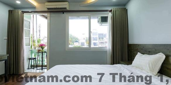 Khu vực lễ tân Hanoi Moon Cactus với nhân viên thân thiện hỗ trợ du khách