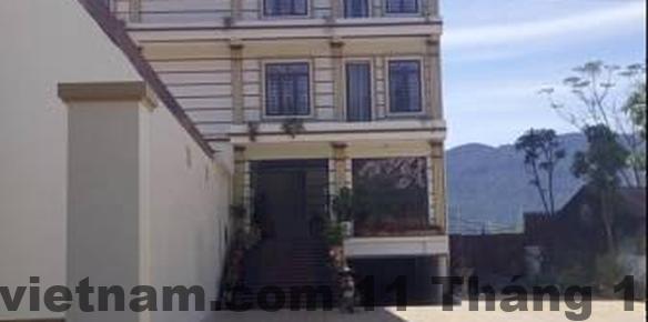 Sảnh lễ tân khách sạn Hoa Anh Đào Lai Châu với thiết kế đơn giản, phục vụ khách lưu trú ngắn ngày