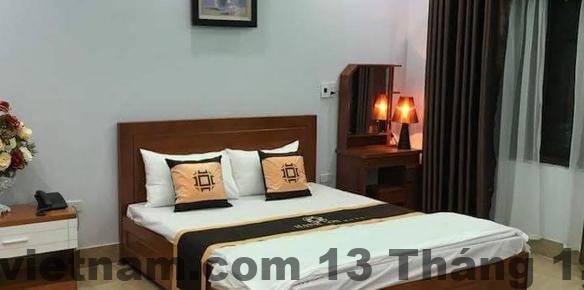 Cảnh quan đường phố gần khách sạn, cho thấy sự thanh bình và dễ chịu của khu vực này, rất phù hợp với những ai muốn tránh xa sự ồn ào đô thị.