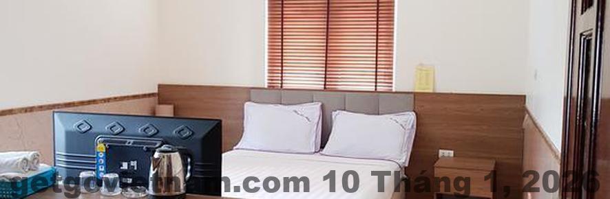 Nhân viên lễ tân nhiệt tình hỗ trợ khách tìm kiếm địa điểm ăn uống