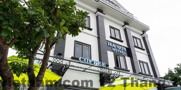 Không gian phòng khách sạn phổ thông tại Lào Cai với nội thất cơ bản, gọn gàng