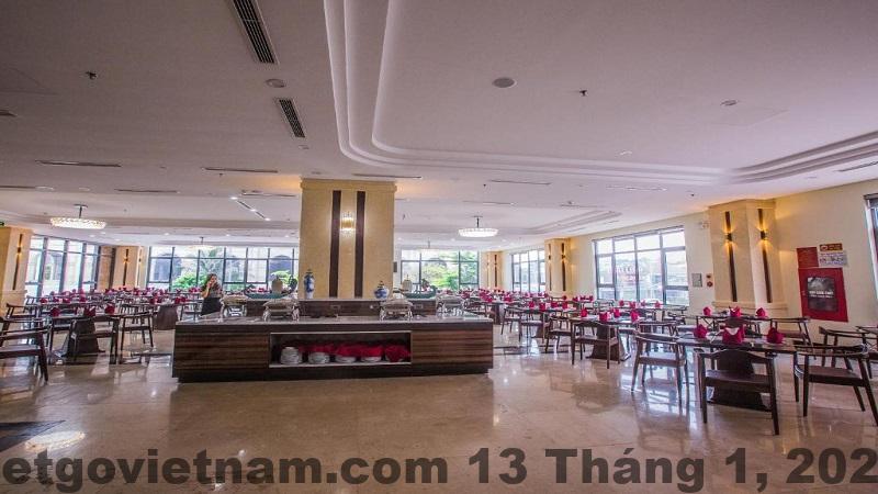 Bữa sáng tại khách sạn với các món ăn đa dạng, phục vụ phong phú cho du khách.