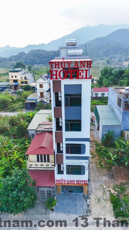 Nhân viên lễ tân tại Diệp Anh Hotel luôn sẵn sàng hỗ trợ du khách