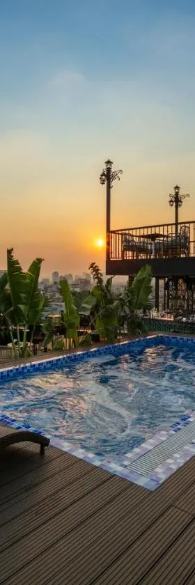 Quầy lễ tân San Hotel Hà Nội với phong cách thân thiện