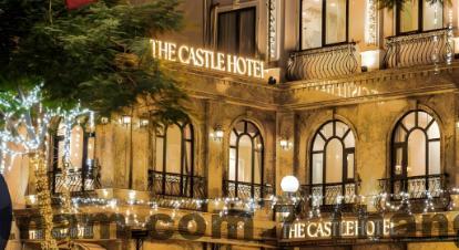 Phòng tắm The Castle Hotel Hà Nội rộng rãi sạch sẽ so với tầm giá