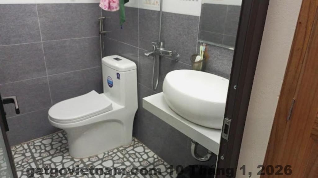 Khách sạn Kiên Bin nhìn từ phía ngoài với không gian thoáng đãng, dễ dàng nhận ra vị trí của khách sạn tại trung tâm Đồng Văn.