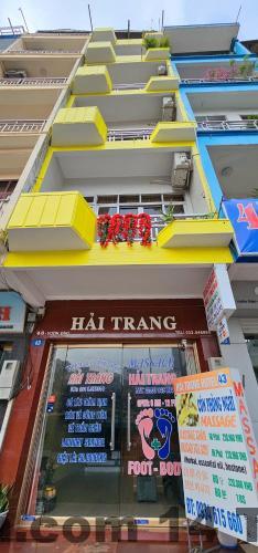 Phòng ngủ Linh Trang Hotel diện tích rộng, giường lớn, nội thất đơn giản nhưng gọn gàng