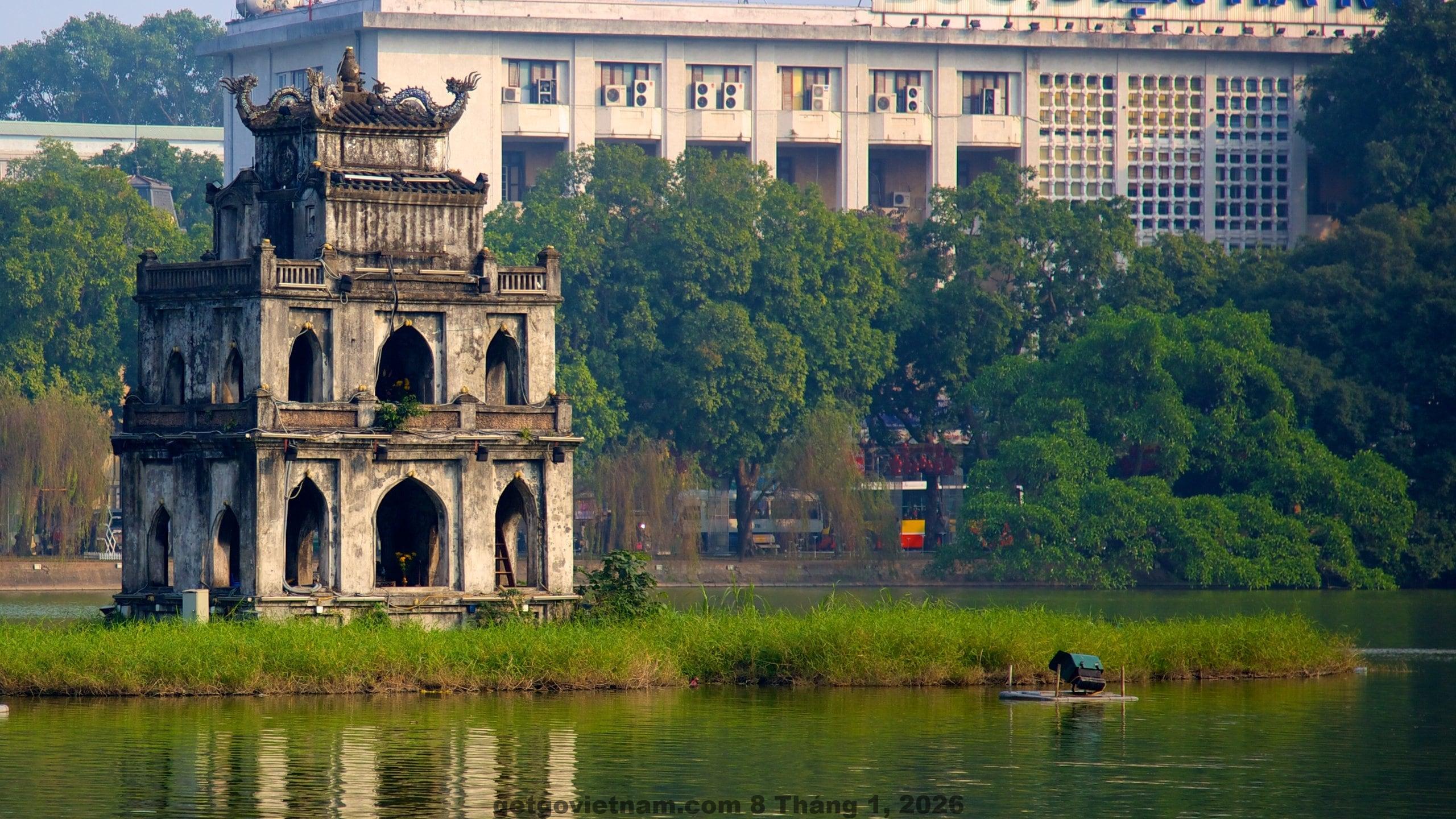 Hồ Hoàn Kiếm – điểm tham quan biểu tượng chỉ cách Sword Lake Hostel vài phút đi bộ