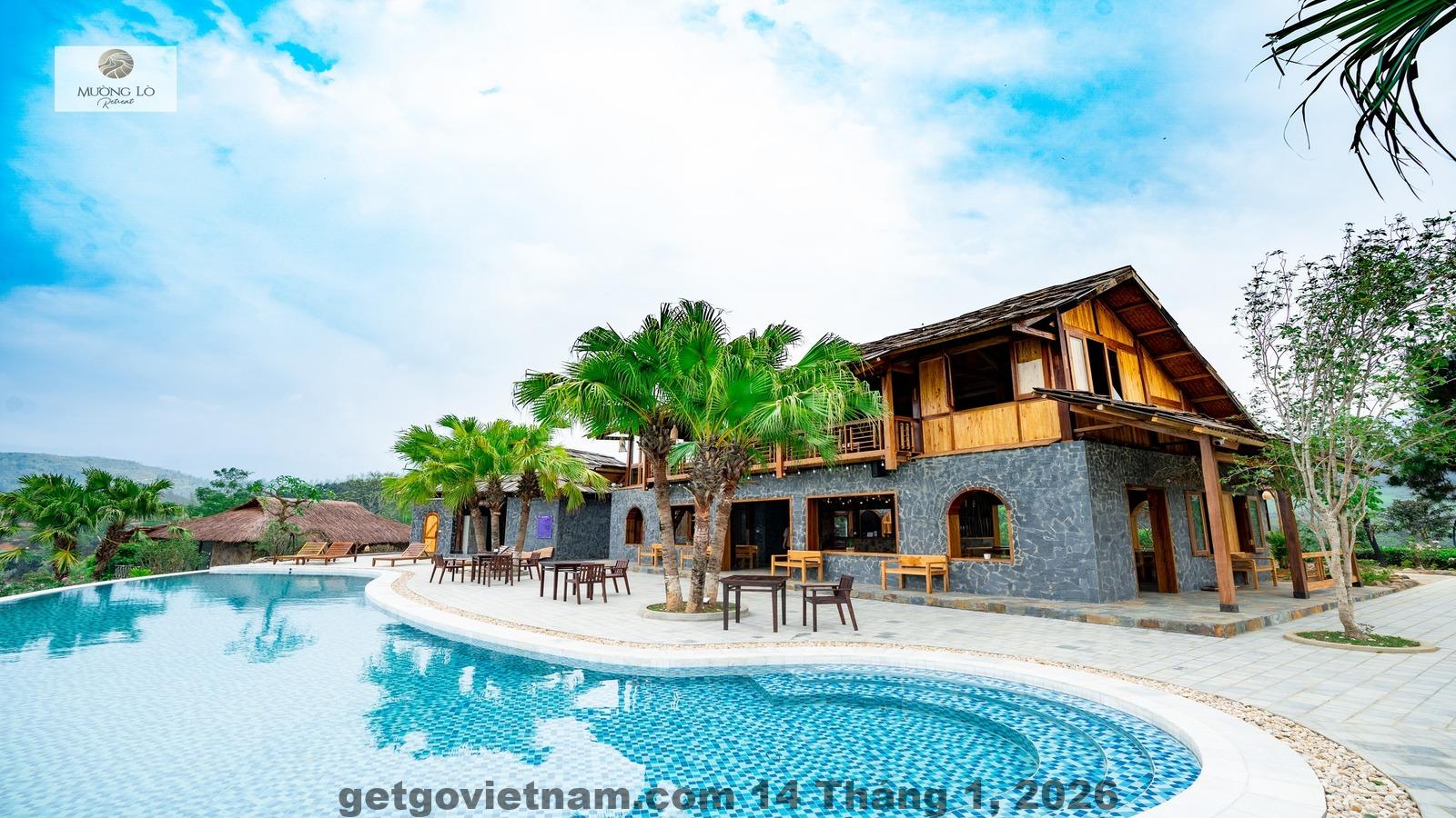 Khu vực lễ tân Mường Lò Hotel với nhân viên hỗ trợ khách thân thiện