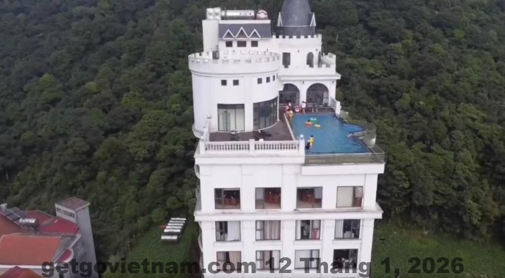 Không gian chung và sân hiên nhỏ tại Khách sạn Hoàng Tùy Tam Đảo