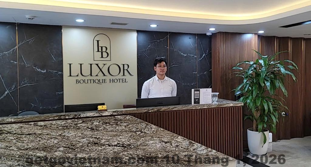 Toàn cảnh khu vực xung quanh khách sạn, cho thấy vị trí trung tâm của Luxor Boutique Hotel.