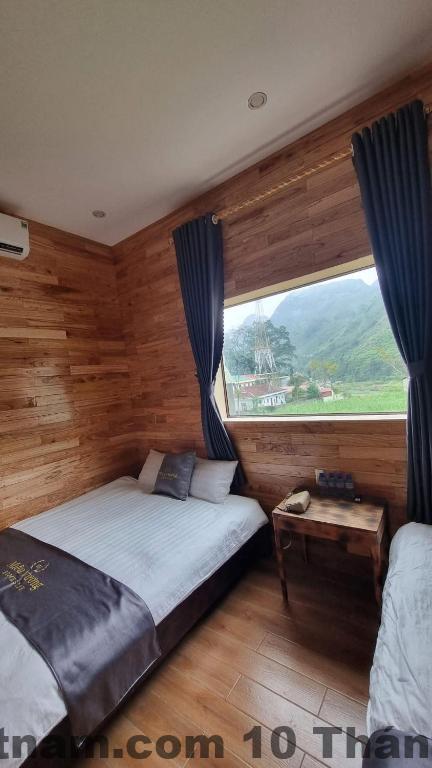 Phòng ngủ tại Miêu Vương Homestay thiết kế gỗ mộc mạc, mang đến sự ấm cúng và gần gũi.