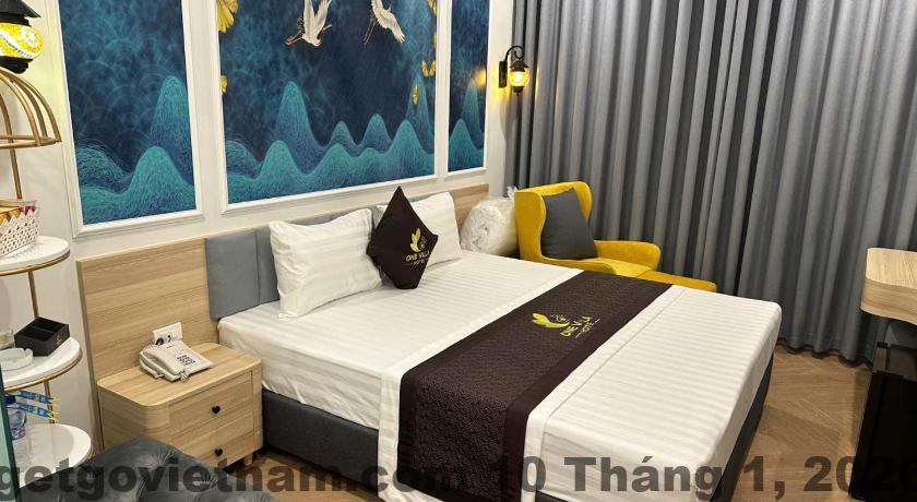 Phòng nghỉ tại One Villa Hotel 5 với nội thất hiện đại, tông màu trung tính