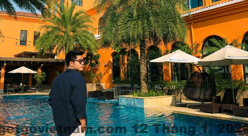 Phòng ngủ hiện đại với nội thất sang trọng.