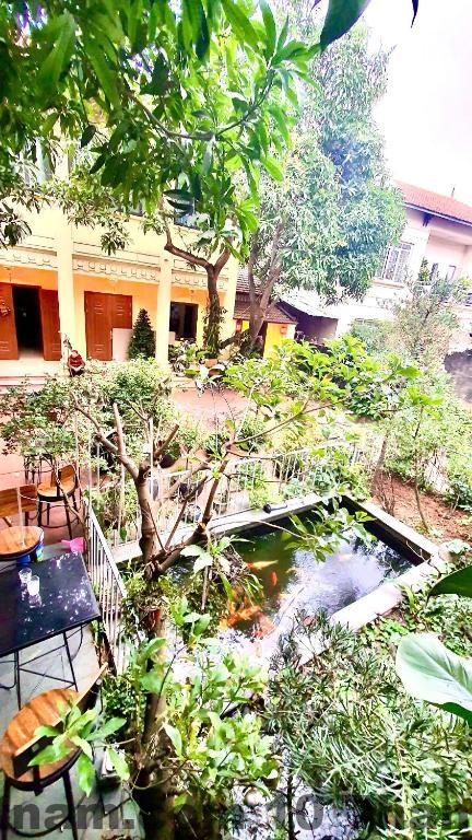 Phòng ngủ tại Lee’s House thiết kế đơn giản, ánh sáng tự nhiên tốt