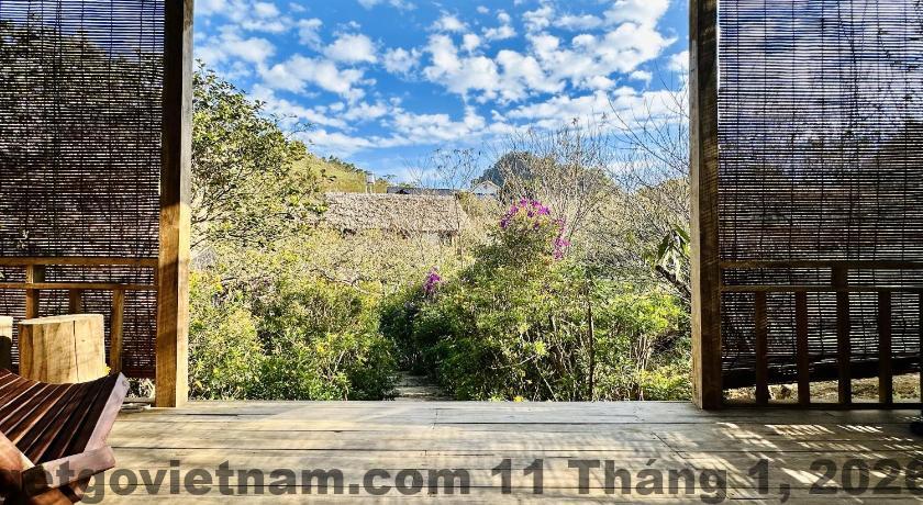 Khuôn viên rộng rãi của Khách sạn Vân Hồ với nhiều hạng phòng