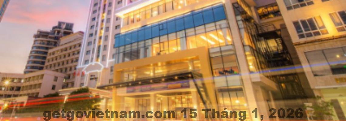 Đội ngũ lễ tân Khách sạn SOLEIL Hạ Long phục vụ khách theo tiêu chuẩn Wyndham