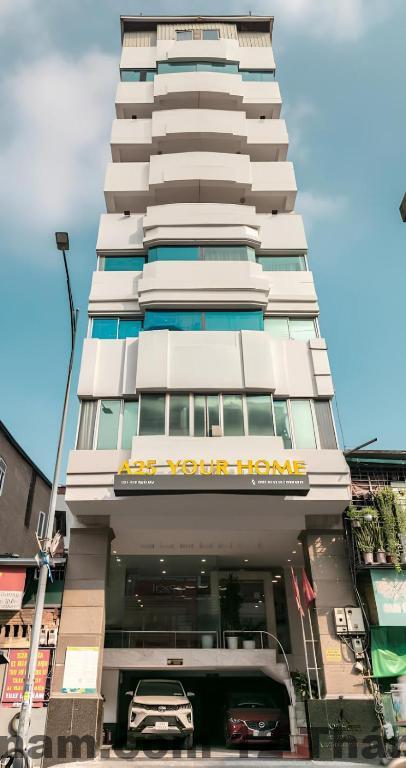 Không gian phòng ngủ Tùng Bách Hotel với nội thất cơ bản và diện tích vừa phải