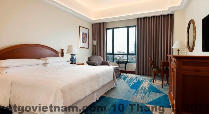 Phòng ngủ Sheraton Hanoi Hotel với nội thất gỗ cổ điển