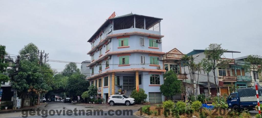 Phòng có không gian rộng rãi, thiết kế tối giản nhưng hiện đại, mang lại cảm giác thư giãn tuyệt đối cho du khách.