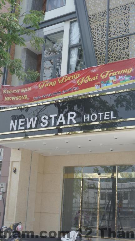 Khu vực xung quanh khách sạn với nhiều quán ăn và văn phòng tại Cầu Giấy