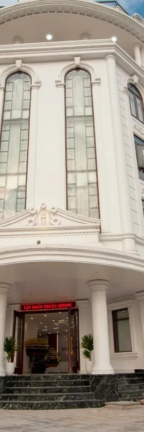 Phòng ngủ tiêu chuẩn tại Khách Sạn Sông Chanh với nội thất cơ bản