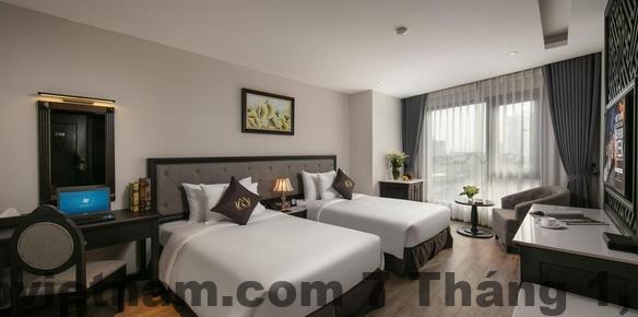 Phòng Deluxe Sen Grand Hotel & Spa rộng rãi nội thất gỗ phong cách cổ điển