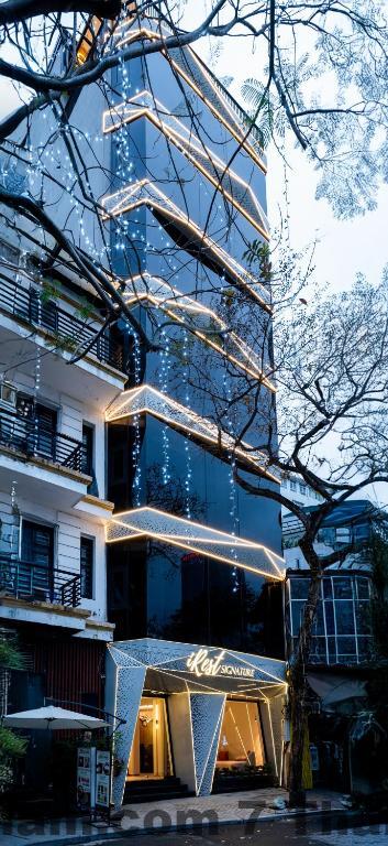Review iRest SIGNATURE Ba Dinh Lakeside Hà Nội 2026: Có Đáng Ở? 2 Khách sạn iRest SIGNATURE Ba Dinh Lakeside nhìn từ bên ngoài