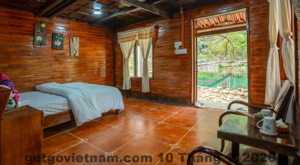 Đánh giá Mế Farmstay Cao Bằng 2026: Có đáng ở qua đêm? 4 Phòng nghỉ Mế Farmstay thiết kế mộc mạc bằng gỗ và tre