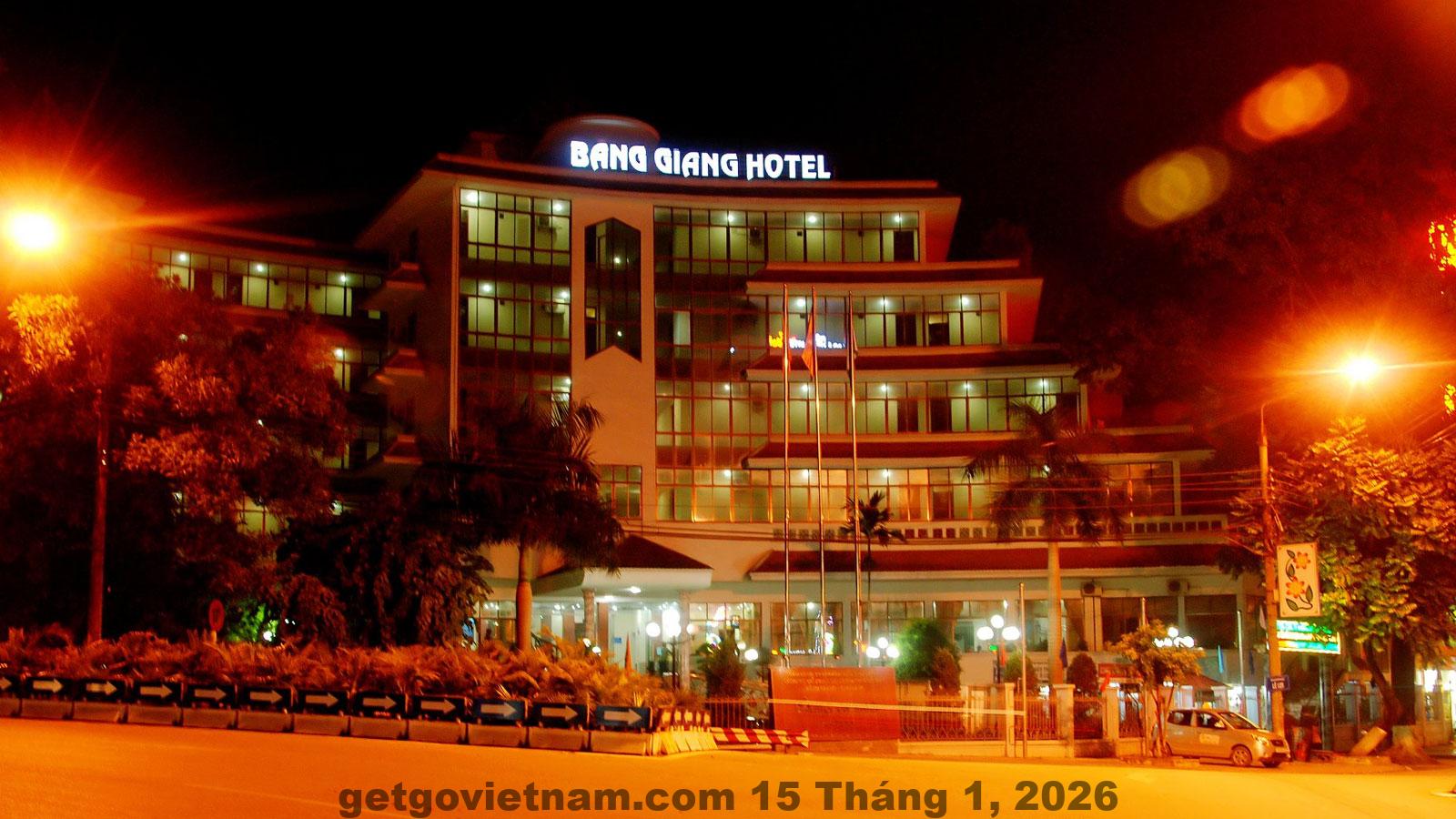 Dù có thái độ thân thiện, đội ngũ nhân viên cần cải thiện về sự chuyên nghiệp và tốc độ phục vụ.